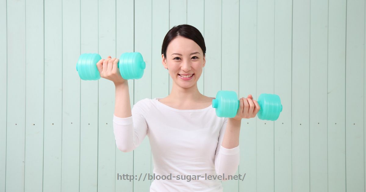 血糖値を下げる運動その２、レジスタンス運動。ダンベルを持つ女性